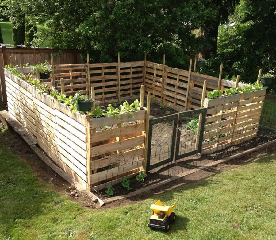 DIY Upcycled Pallet Garden Fences